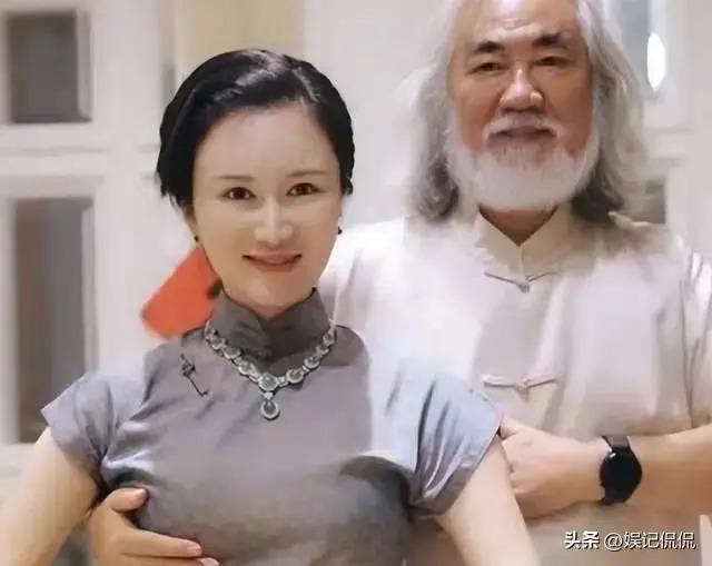 72岁张纪中高调发文！搂小31岁娇妻，拍照姿势引热议
