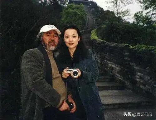 72岁张纪中高调发文！搂小31岁娇妻，拍照姿势引热议