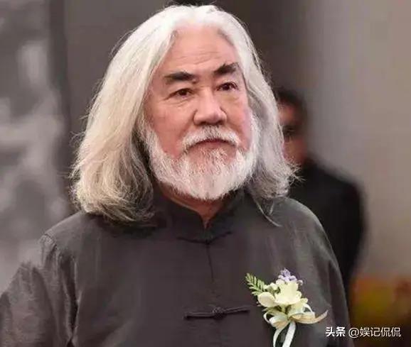 72岁张纪中高调发文！搂小31岁娇妻，拍照姿势引热议