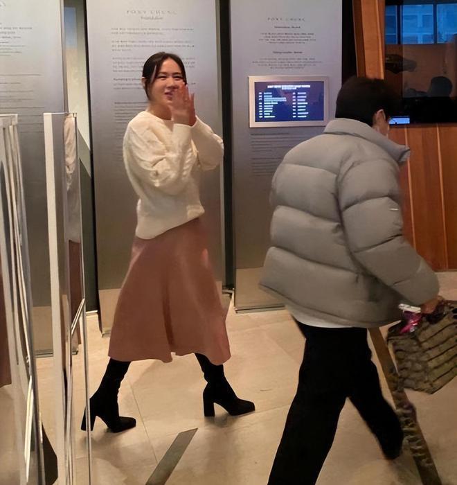 孙艺珍出席新年慈善义卖 淡妆盘发笑容甜状态超好