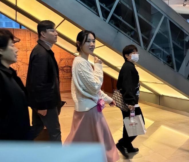 孙艺珍出席新年慈善义卖 淡妆盘发笑容甜状态超好