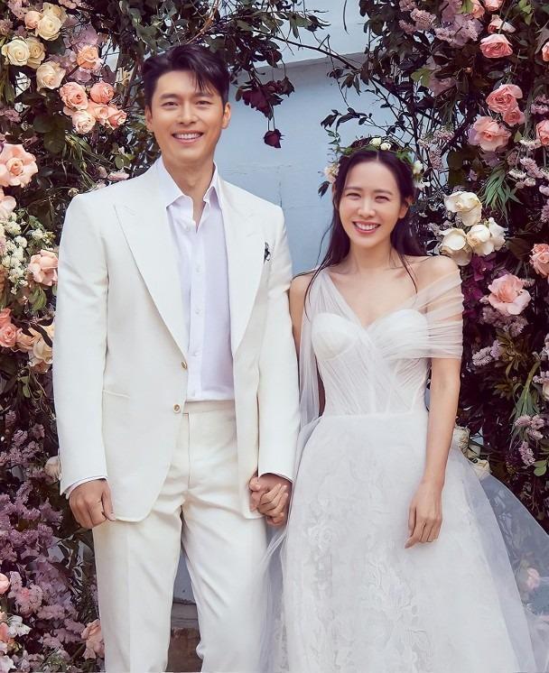 孙艺珍出席新年慈善义卖 淡妆盘发笑容甜状态超好