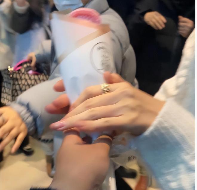 孙艺珍出席新年慈善义卖 淡妆盘发笑容甜状态超好