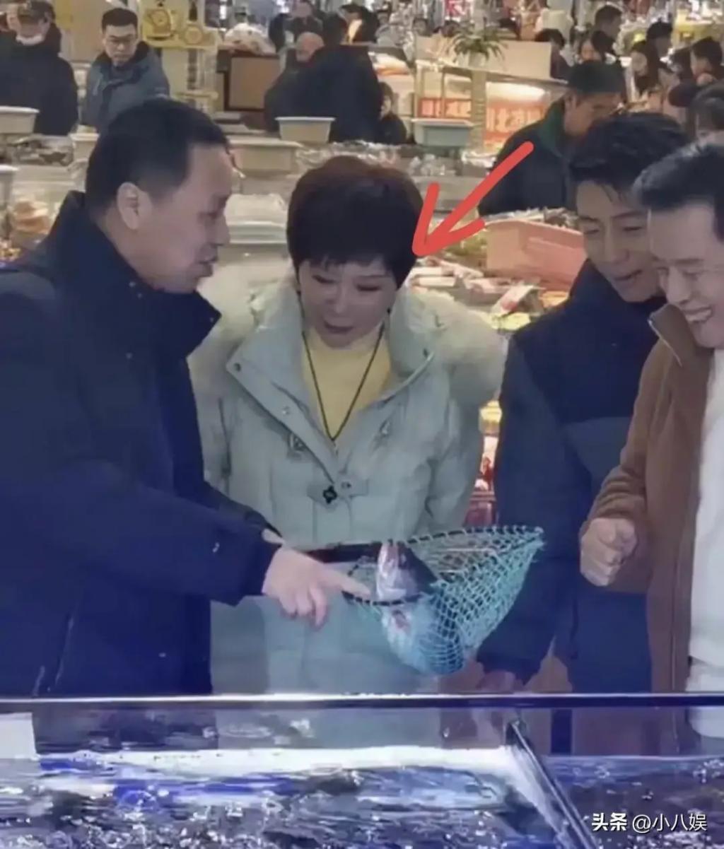 62岁蔡明近照引争议！亮相保定菜市场，嘴巴鼻子好僵硬