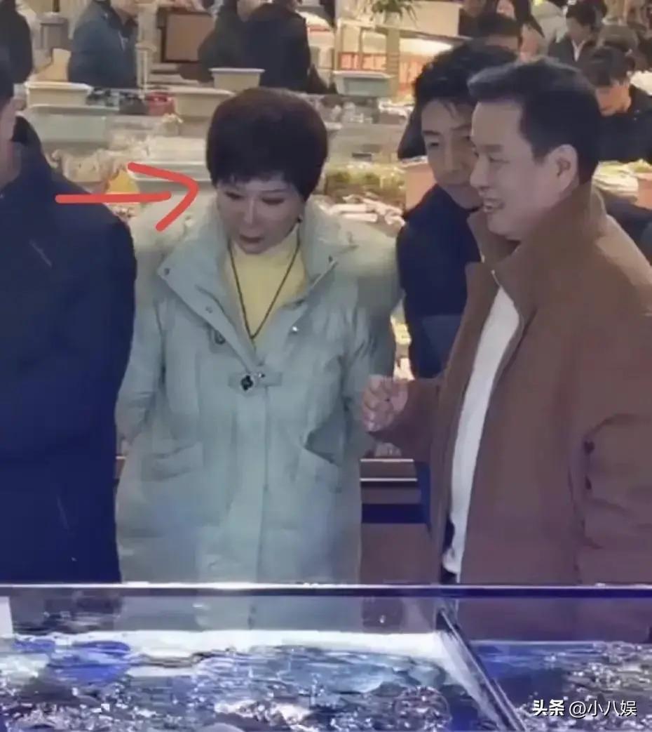 62岁蔡明近照引争议！亮相保定菜市场，嘴巴鼻子好僵硬