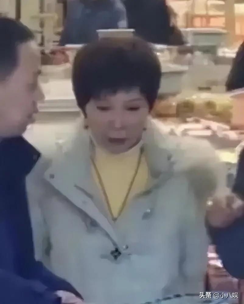 62岁蔡明近照引争议！亮相保定菜市场，嘴巴鼻子好僵硬