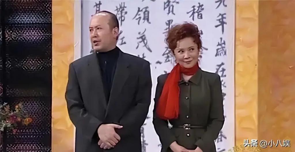 62岁蔡明近照引争议！亮相保定菜市场，嘴巴鼻子好僵硬