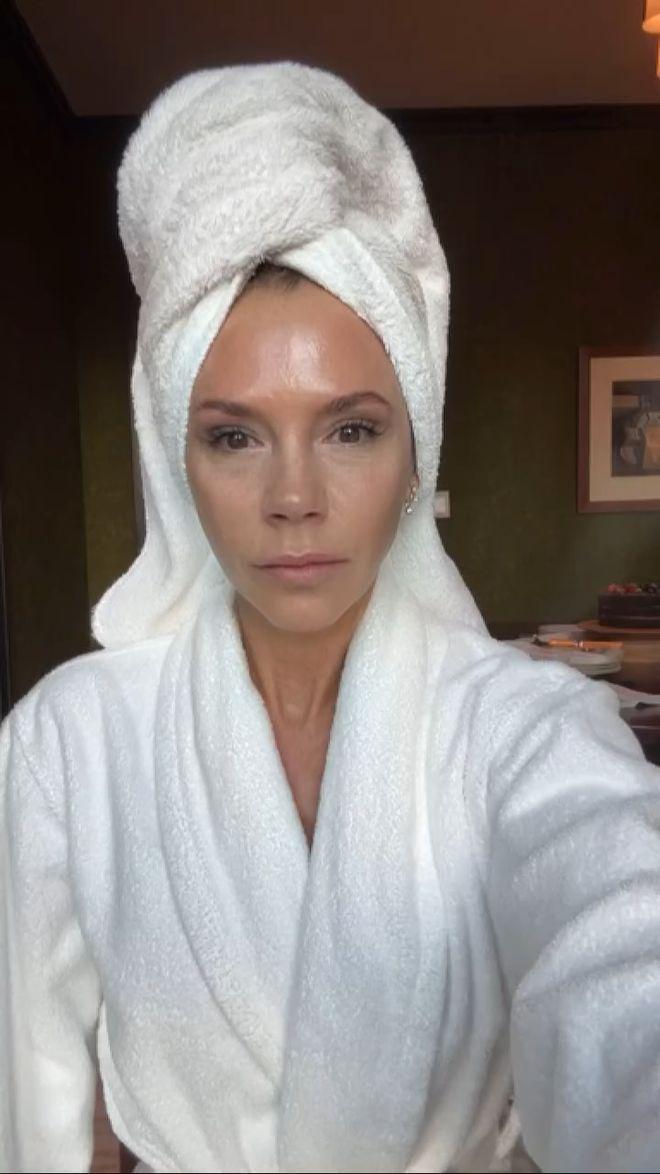 贝嫂素颜出镜翻车，疑眼皮提拉失败额头过度填充