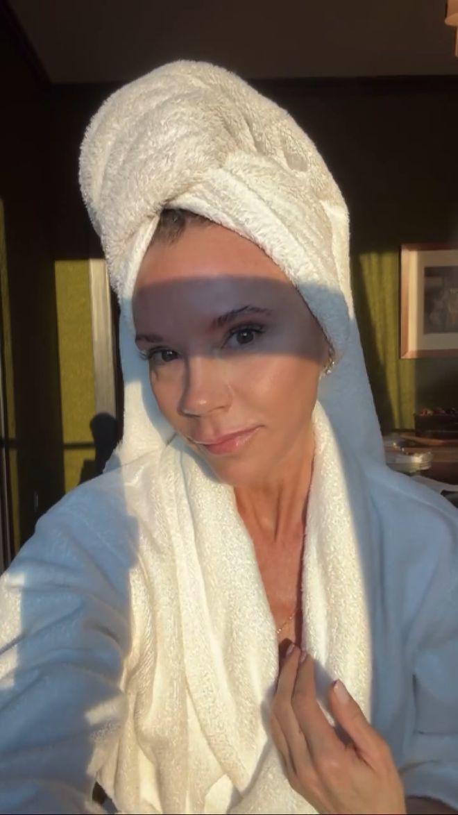 贝嫂素颜出镜翻车，疑眼皮提拉失败额头过度填充