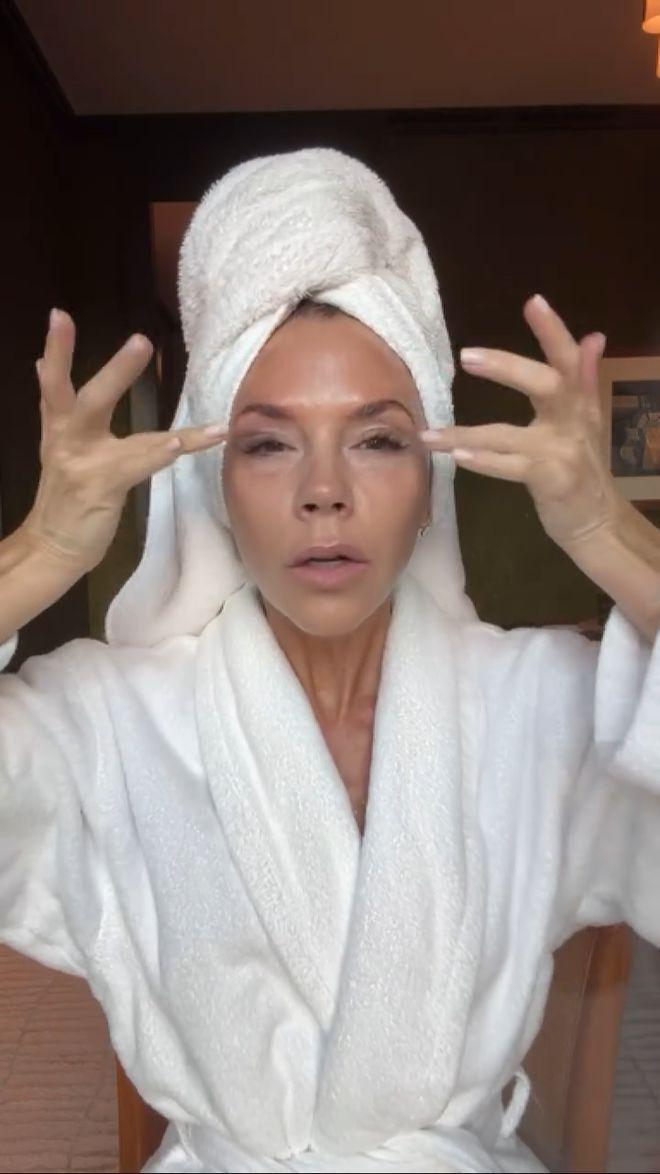 贝嫂素颜出镜翻车，疑眼皮提拉失败额头过度填充