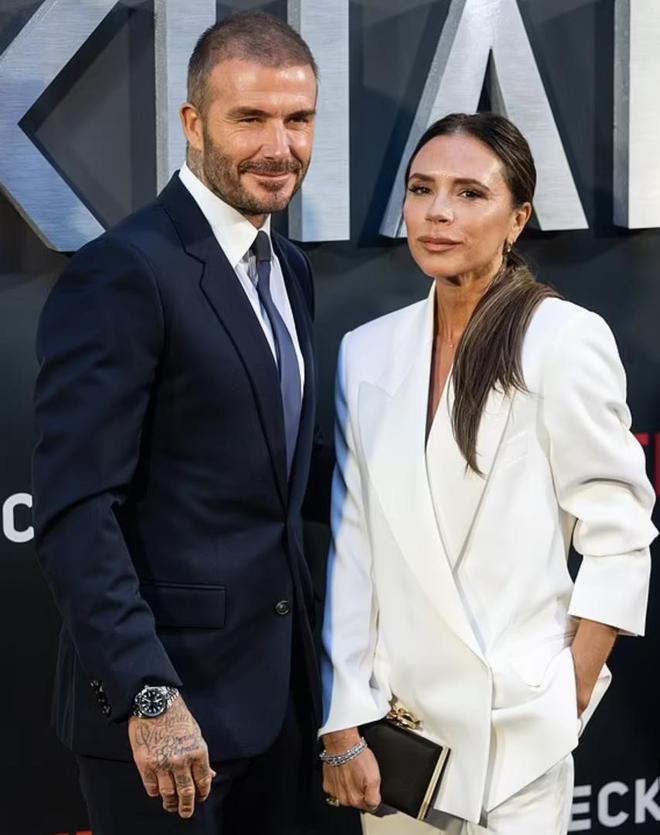 贝嫂素颜出镜翻车，疑眼皮提拉失败额头过度填充