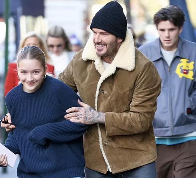 贝嫂素颜出镜翻车，疑眼皮提拉失败额头过度填充