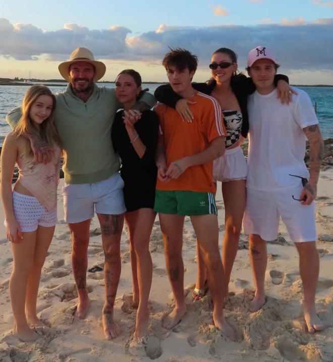 贝嫂素颜出镜翻车，疑眼皮提拉失败额头过度填充