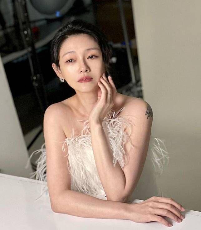 具俊晔去画廊被喊艺术家，被女友人靠肩很享受