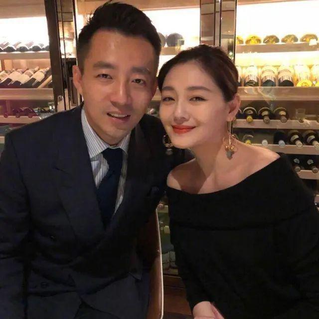 具俊晔去画廊被喊艺术家，被女友人靠肩很享受