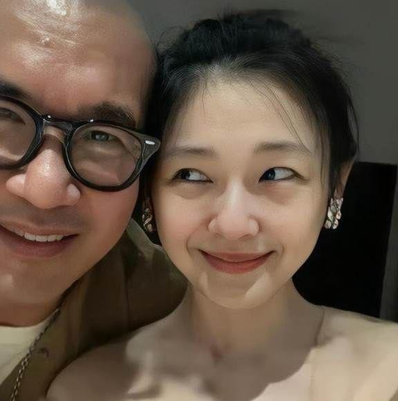 具俊晔去画廊被喊艺术家，被女友人靠肩很享受