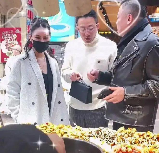 具俊晔去画廊被喊艺术家，被女友人靠肩很享受