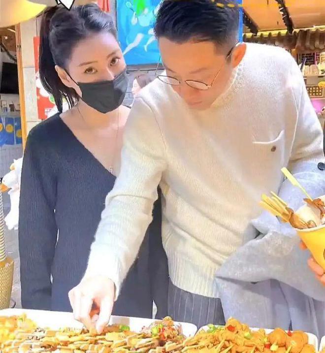 具俊晔去画廊被喊艺术家，被女友人靠肩很享受