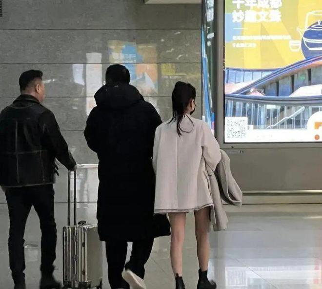 具俊晔去画廊被喊艺术家，被女友人靠肩很享受