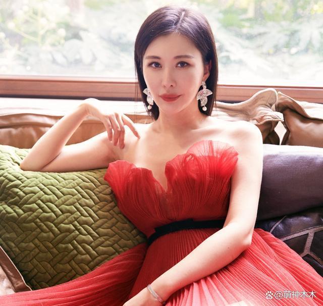 最近大瓜频出！72岁大佬官宣有女，30岁歌手追砍前女友