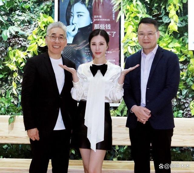 最近大瓜频出！72岁大佬官宣有女，30岁歌手追砍前女友