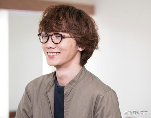 最近大瓜频出！72岁大佬官宣有女，30岁歌手追砍前女友