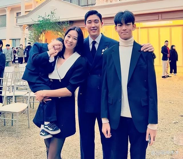 最近大瓜频出！72岁大佬官宣有女，30岁歌手追砍前女友