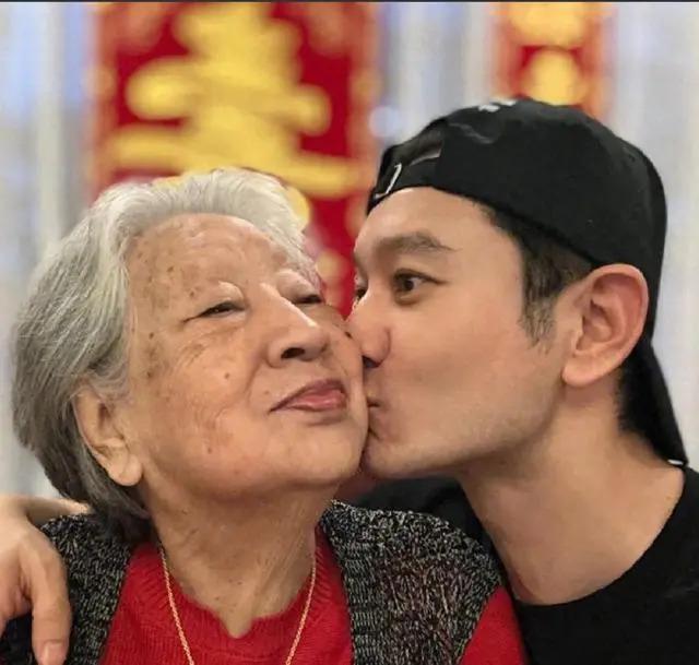 黄晓明带儿子小海绵回青岛为姥姥祝寿，祖孙四代温馨同框！