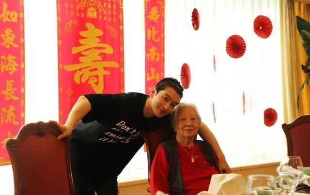 黄晓明带儿子小海绵回青岛为姥姥祝寿，祖孙四代温馨同框！