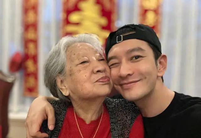 黄晓明带儿子小海绵回青岛为姥姥祝寿，祖孙四代温馨同框！