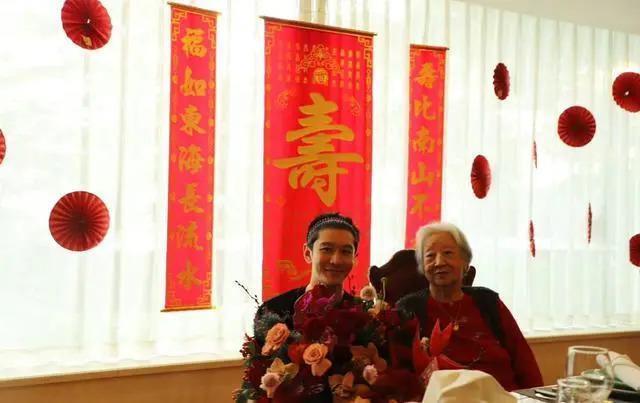 黄晓明带儿子小海绵回青岛为姥姥祝寿，祖孙四代温馨同框！