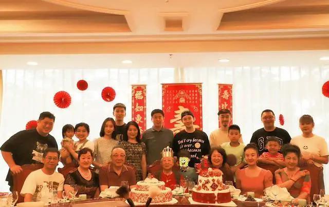 黄晓明带儿子小海绵回青岛为姥姥祝寿，祖孙四代温馨同框！