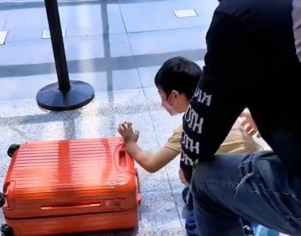 黄晓明带儿子小海绵回青岛为姥姥祝寿，祖孙四代温馨同框！