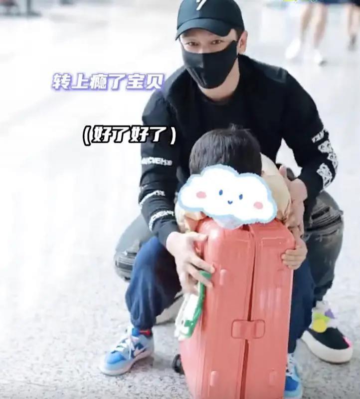 黄晓明带儿子小海绵回青岛为姥姥祝寿，祖孙四代温馨同框！