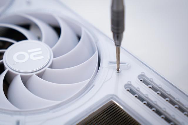 影驰20周年RTX 4070显卡评测 纯白典雅 独特背插