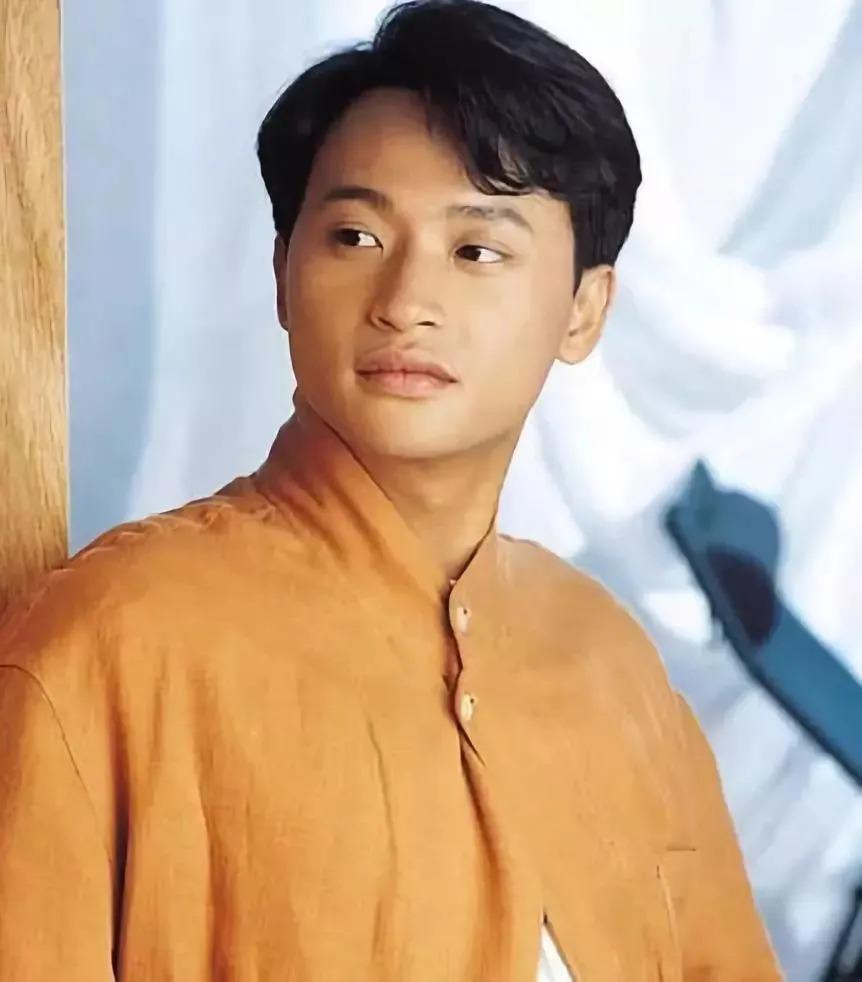 又一知名男星塌房，靠奇装异服翻红，他为何还有人同情？