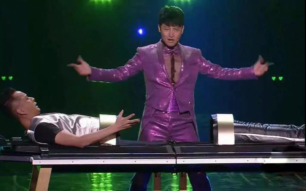 又一知名男星塌房，靠奇装异服翻红，他为何还有人同情？