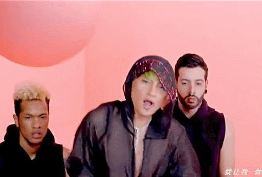 又一知名男星塌房，靠奇装异服翻红，他为何还有人同情？