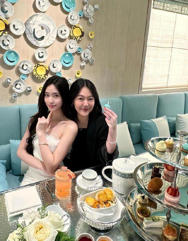 小S大女儿拍视频曝真容性格活泼 背景引发争议