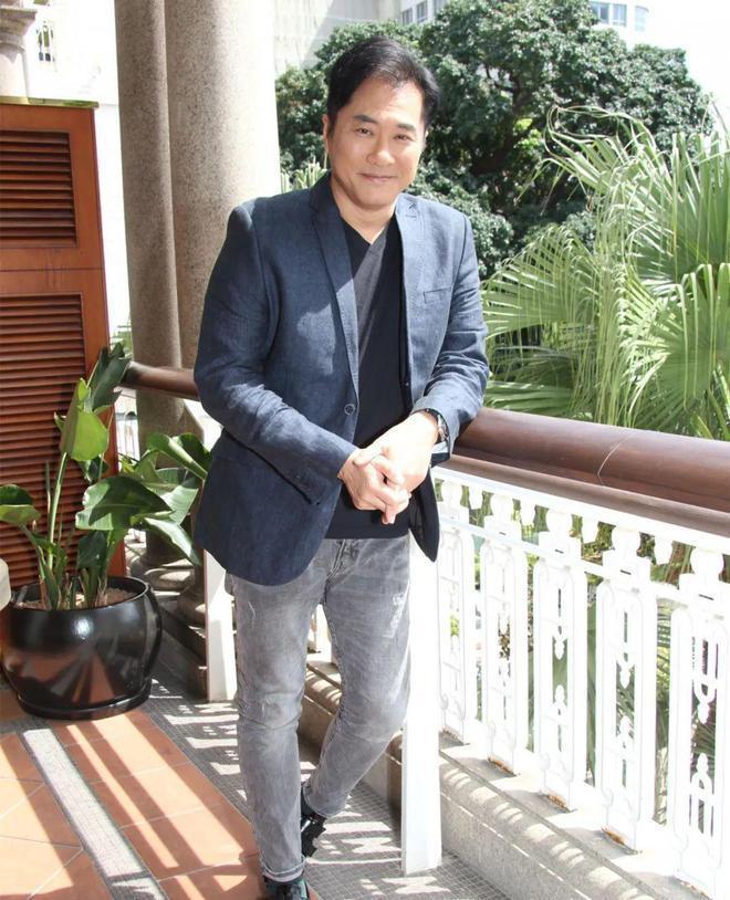 60岁「丁孝蟹」因野心大事业崩塌！复出变大叔拒回TVB