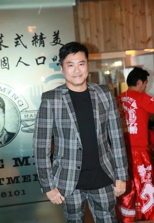 60岁「丁孝蟹」因野心大事业崩塌！复出变大叔拒回TVB