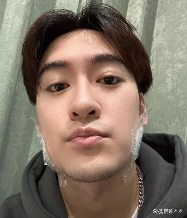 过气童星为钱兼职卖鸡肉，自曝背23年房贷，想和女友求婚