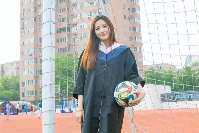 李思思8届不火，马凡舒首登春晚出圈，央视女主持现状