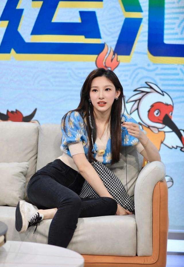 李思思8届不火，马凡舒首登春晚出圈，央视女主持现状