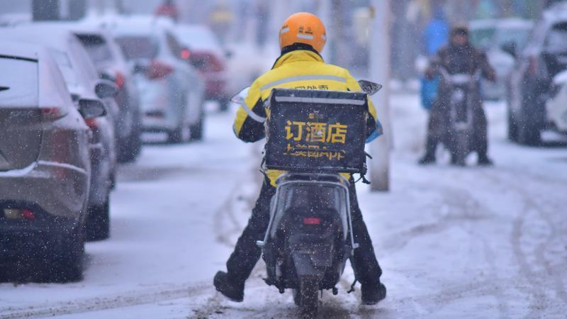 谁在嘲笑被杀死的外卖员？