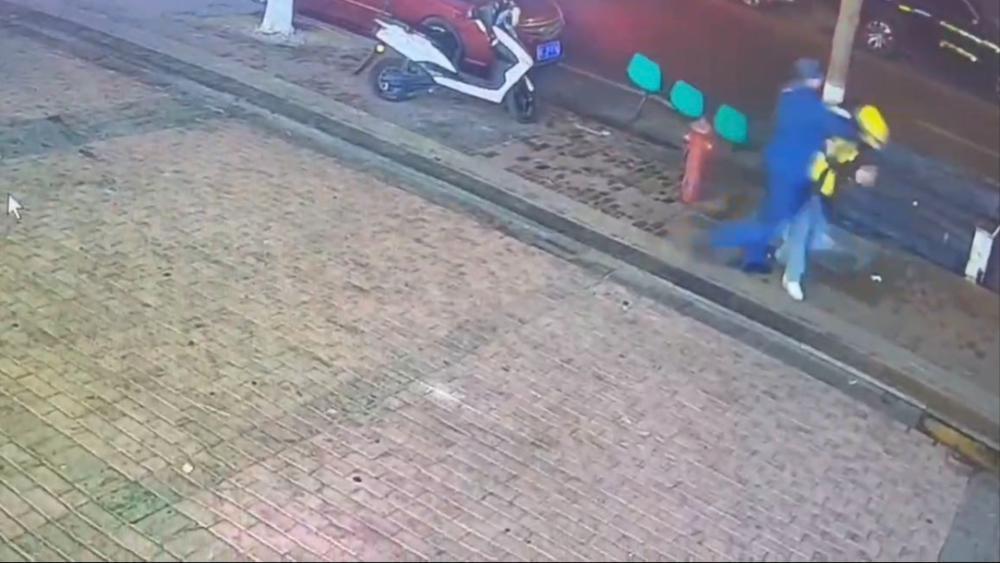 谁在嘲笑被杀死的外卖员？