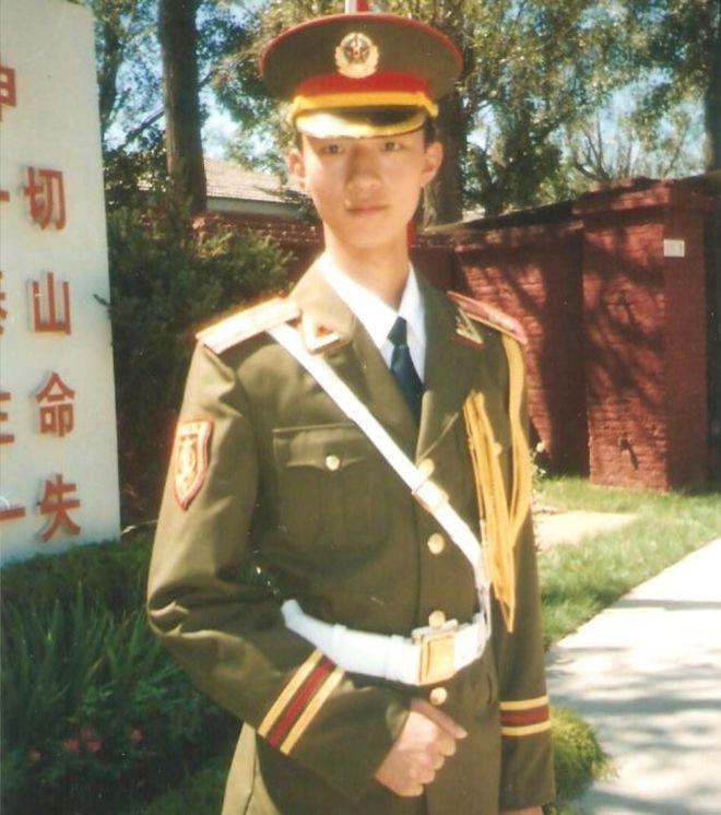 知名主持人低调嫁小丈夫，44岁生二胎，一家四口其乐融融