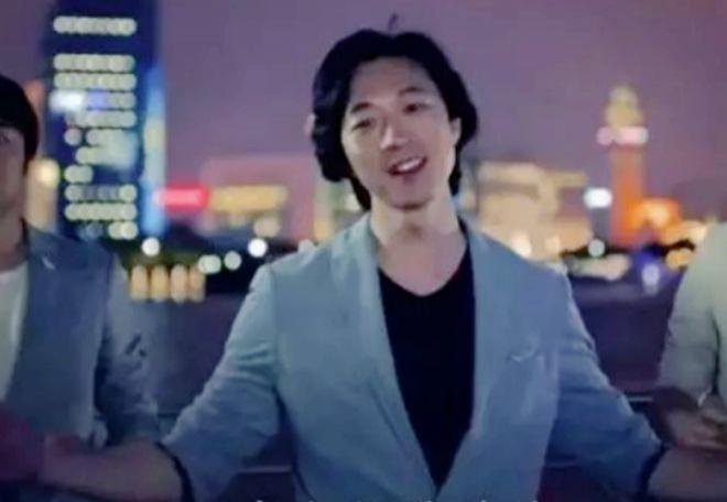 知名主持人低调嫁小丈夫，44岁生二胎，一家四口其乐融融