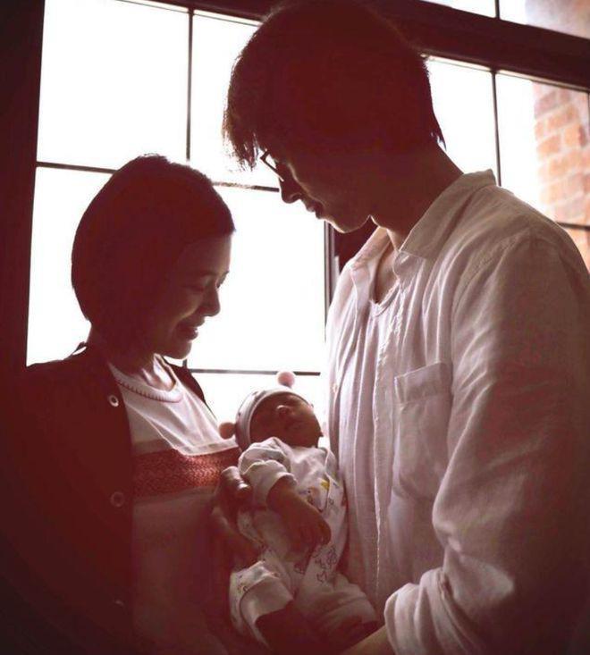 知名主持人低调嫁小丈夫，44岁生二胎，一家四口其乐融融