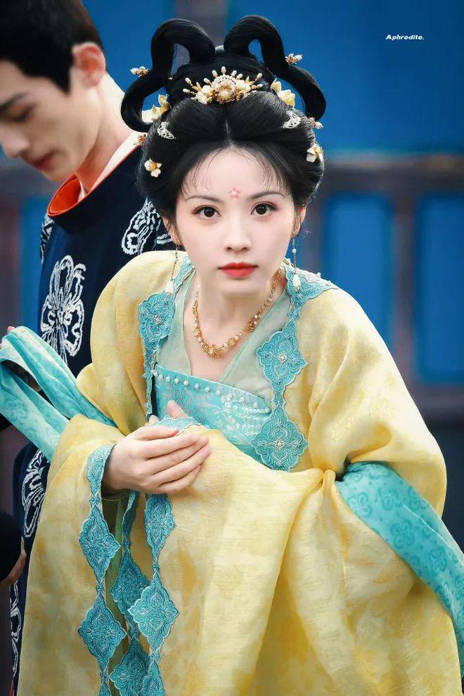 她这脸，有点吓人啊？？？